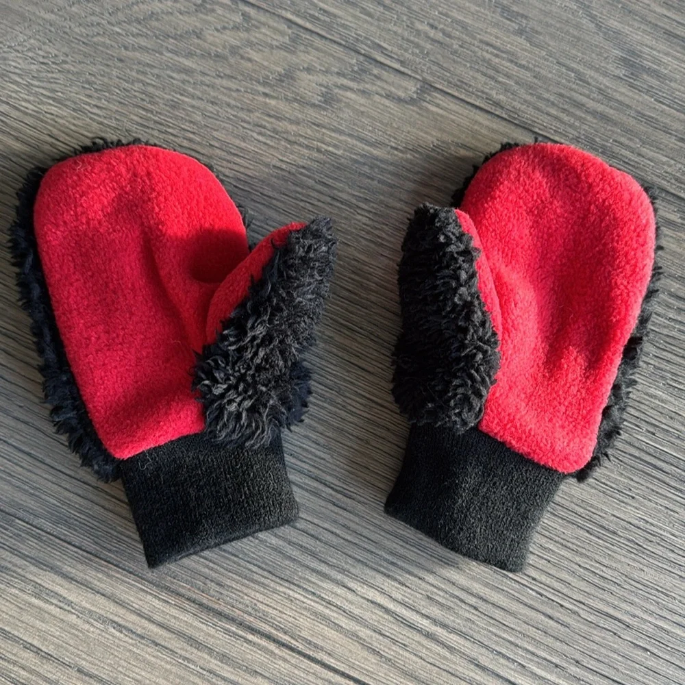 NWOT ❗️🖤❗️ Disney x GAP Mittens